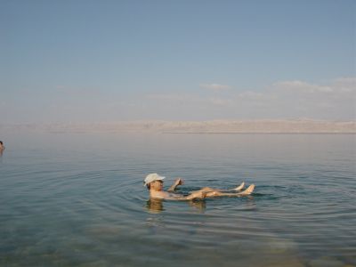 Eine neue Erfahrung mit dem Wasser: Bad im Toten Meer