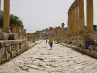 Der H&auml;nigser Athlet testet das Pflaster der alten r&ouml;mischen Stadt Jerash