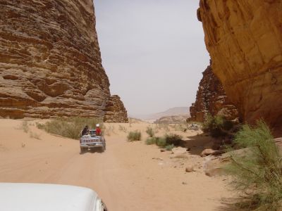 Jeeptour in Wadi Rum. Hier findet auch der Desert Marathon statt.